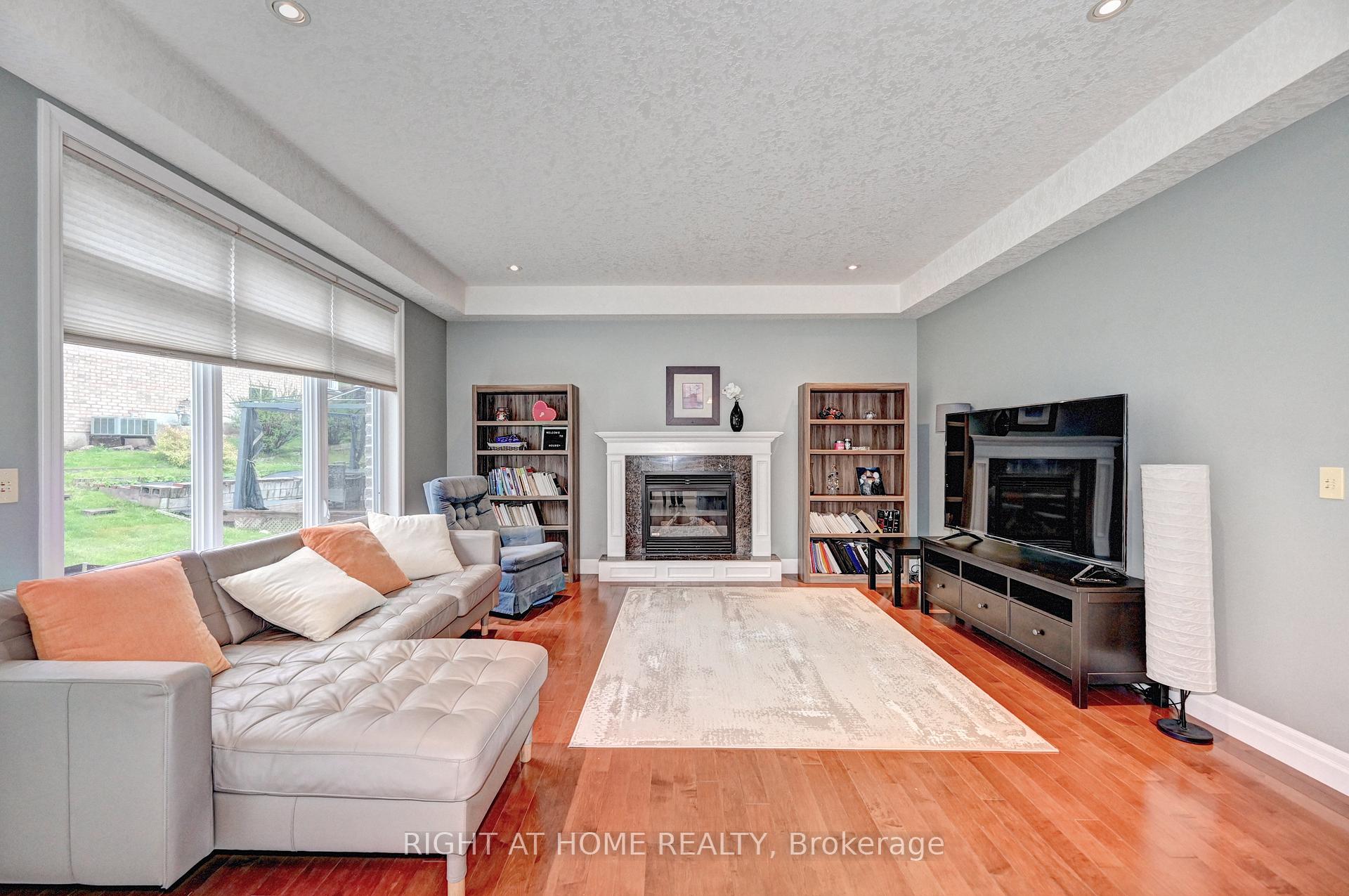 Photo 10 of 653 Rhine Fall Drive, Waterloo, Clair Hills — HOMEH