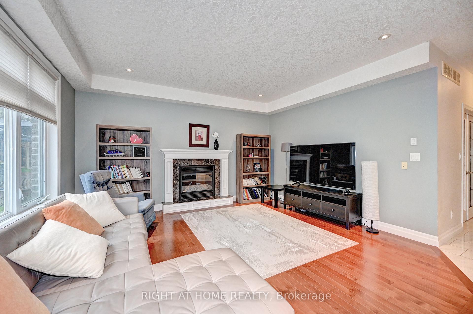Photo 11 of 653 Rhine Fall Drive, Waterloo, Clair Hills — HOMEH
