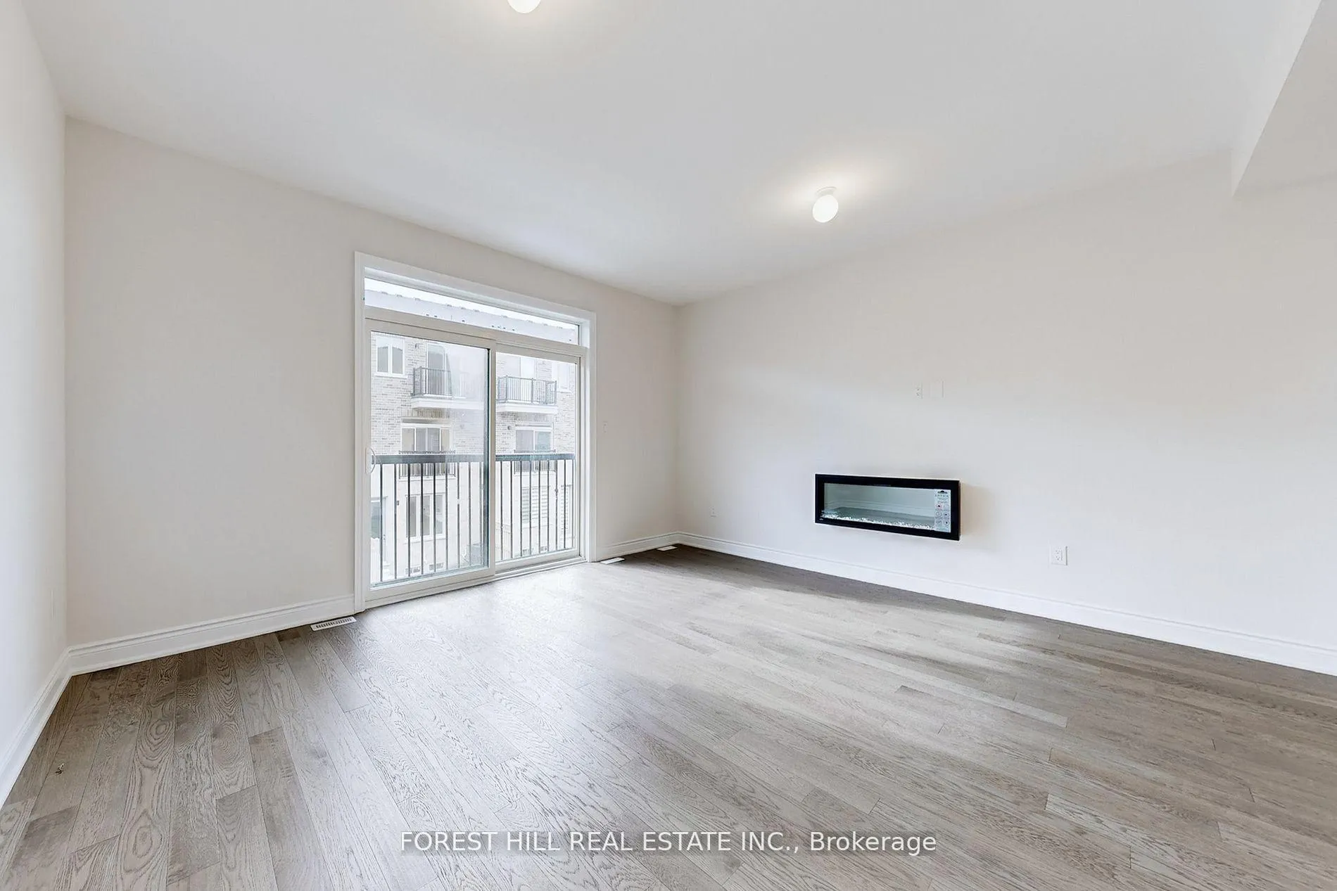 Photo 4 of 220 Tennant Circle, Vaughan, Vellore Village — HOMEH