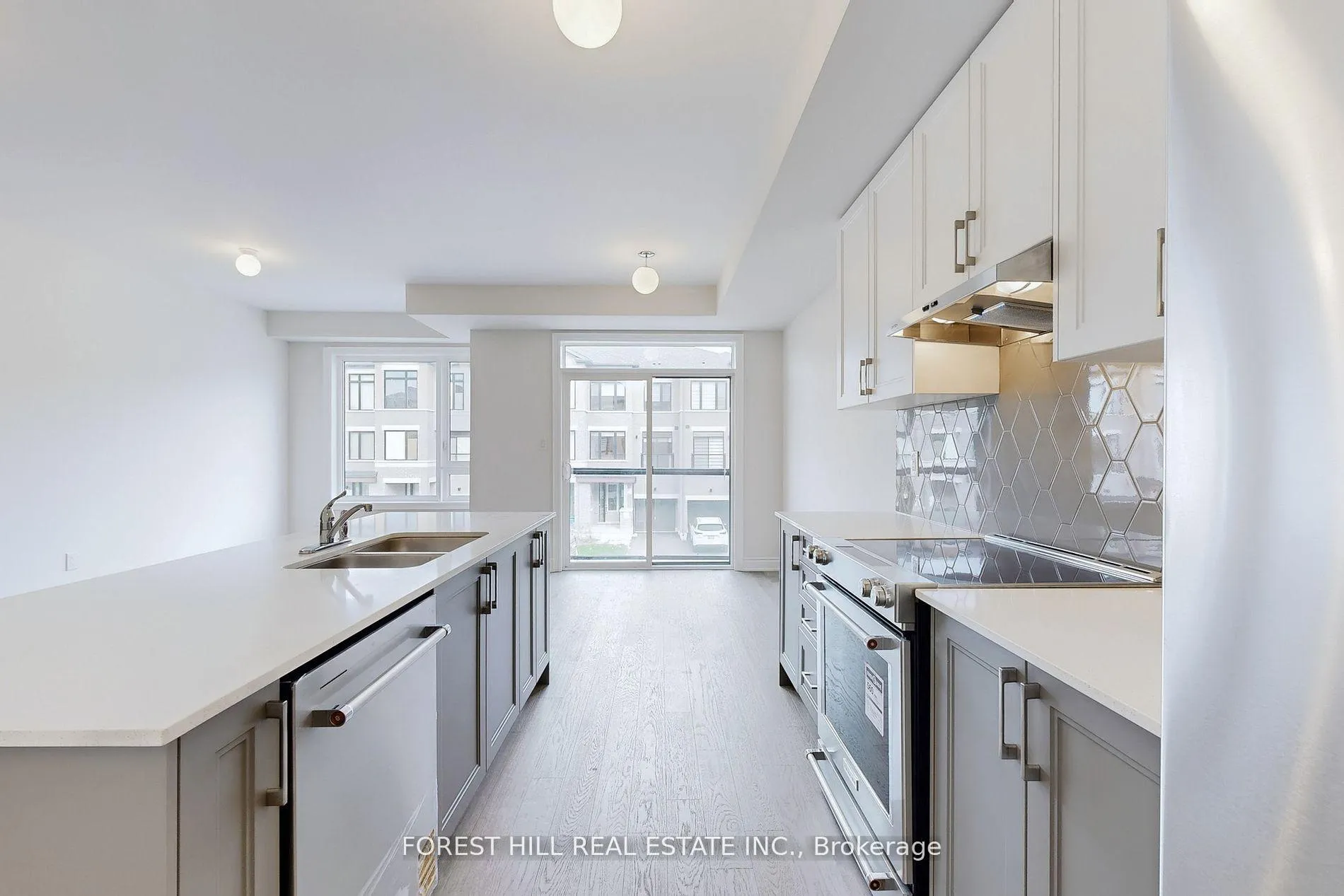 Photo 10 of 220 Tennant Circle, Vaughan, Vellore Village — HOMEH