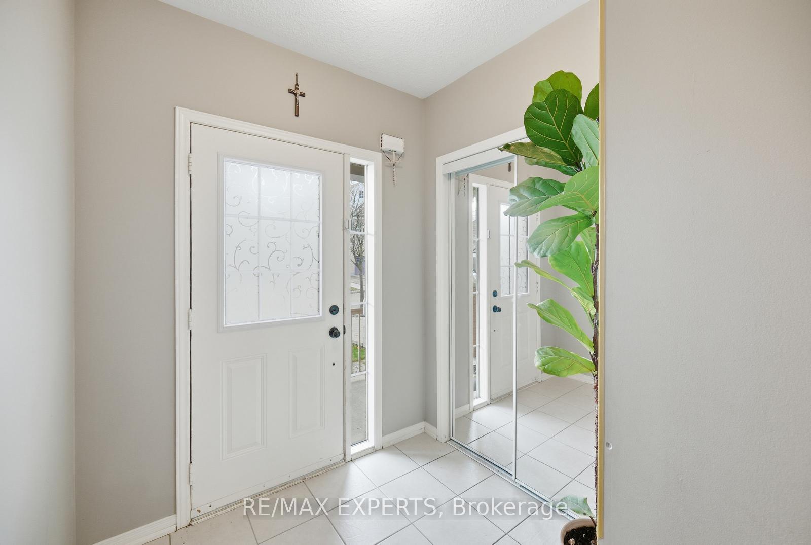Photo 5 of 39 Manordale Crescent, Vaughan, Vellore Village — HOMEH