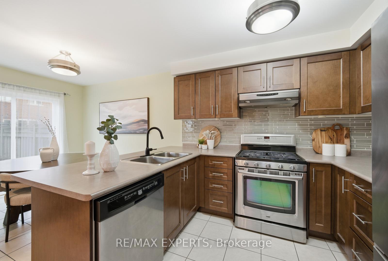 Photo 12 of 39 Manordale Crescent, Vaughan, Vellore Village — HOMEH
