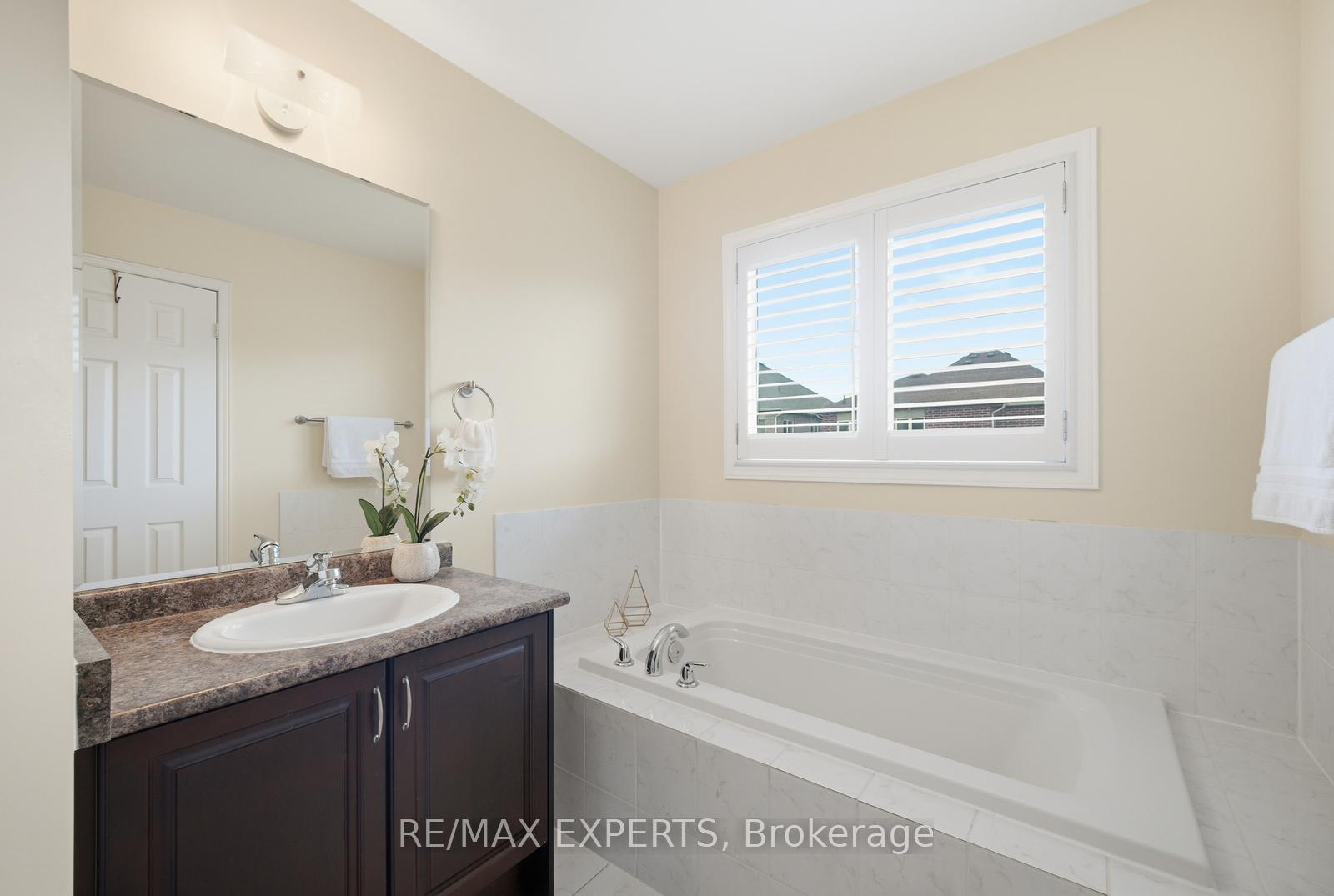 Photo 24 of 39 Manordale Crescent, Vaughan, Vellore Village — HOMEH