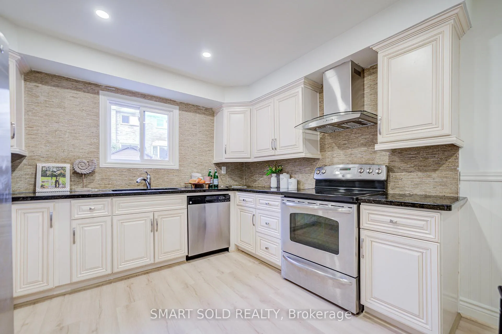 Photo 13 of 47 Colleen Street, Vaughan, Crestwood-Springfarm-Yorkhill — HOMEH