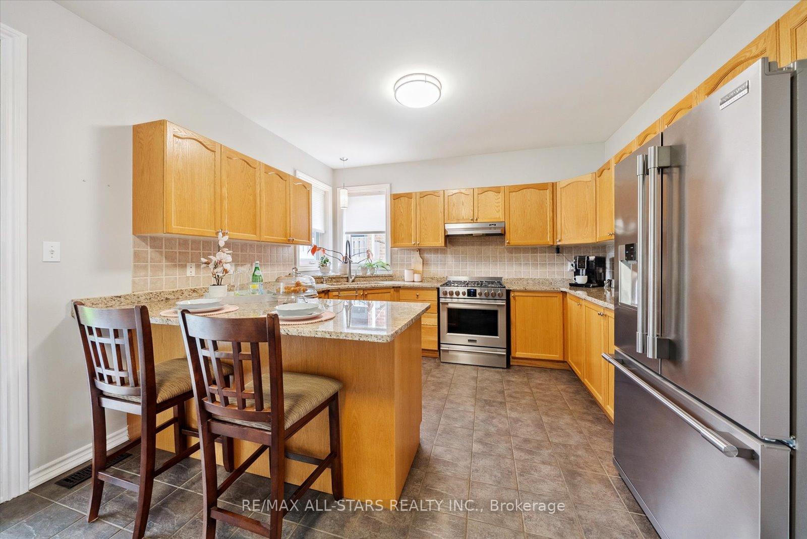 Photo 9 of 102 Herrema Boulevard, Uxbridge — HOMEH