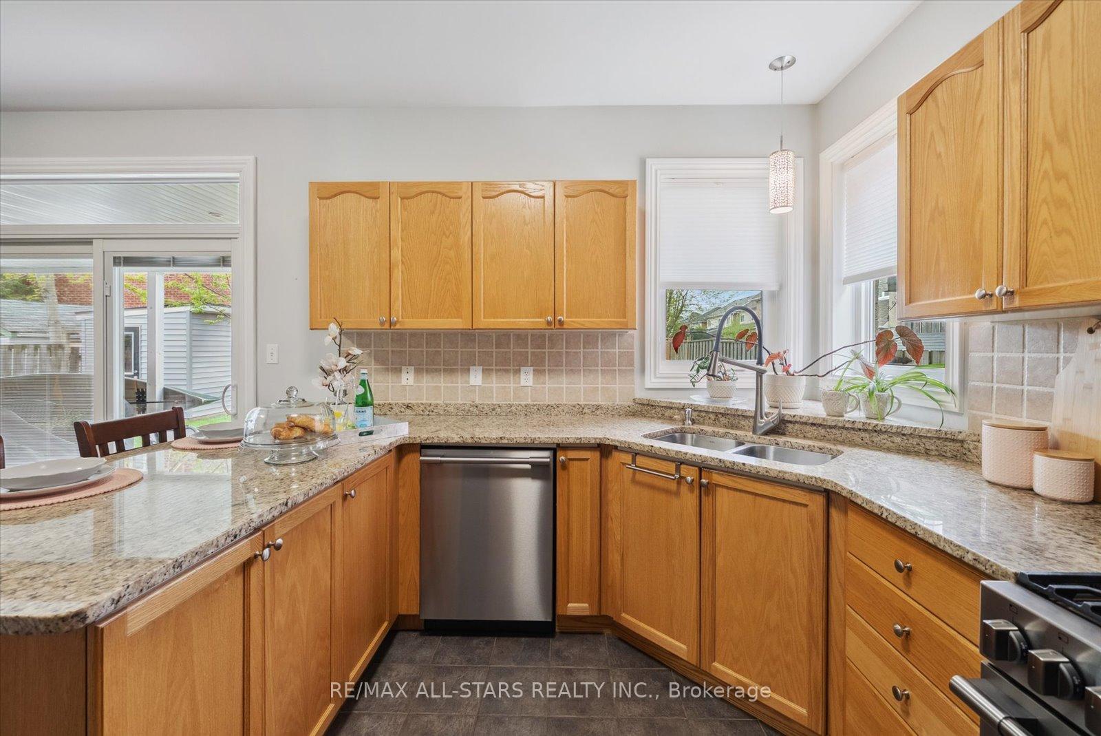 Photo 11 of 102 Herrema Boulevard, Uxbridge — HOMEH