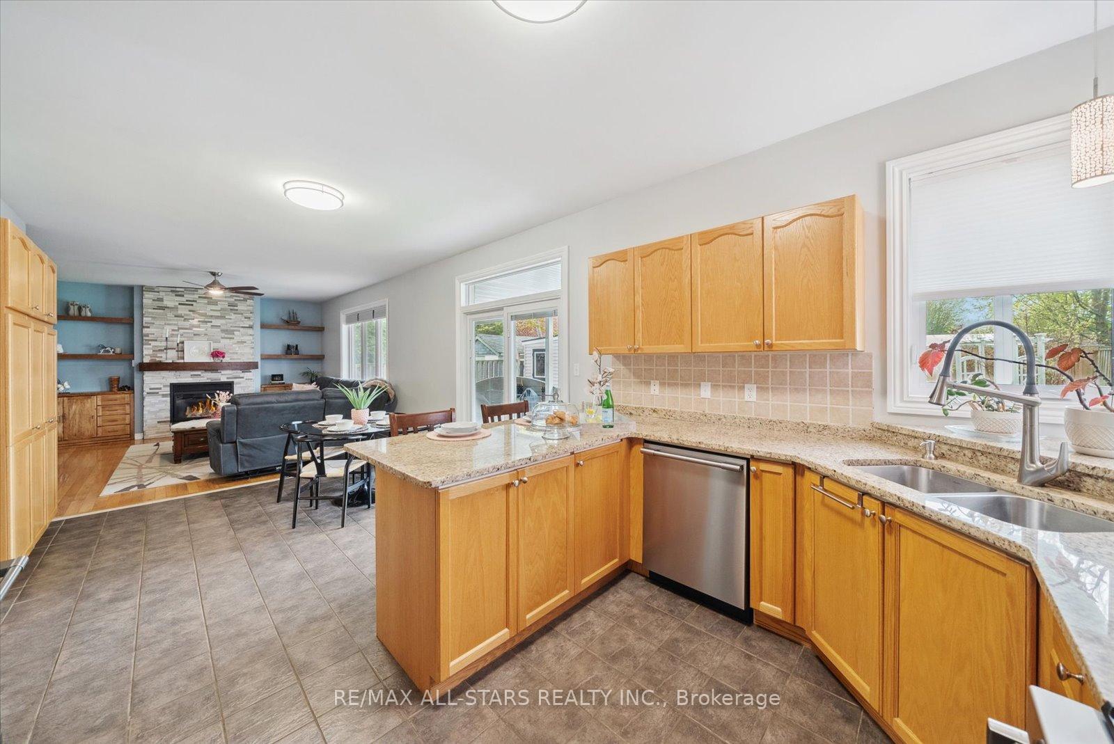 Photo 12 of 102 Herrema Boulevard, Uxbridge — HOMEH