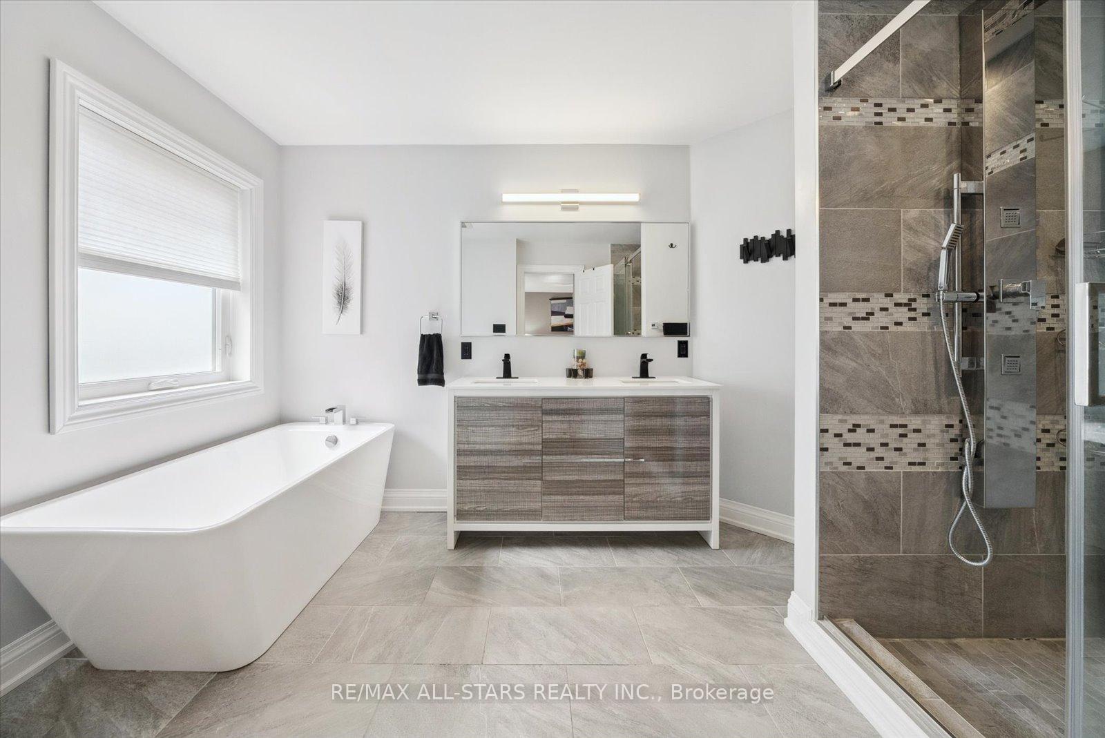 Photo 23 of 102 Herrema Boulevard, Uxbridge — HOMEH