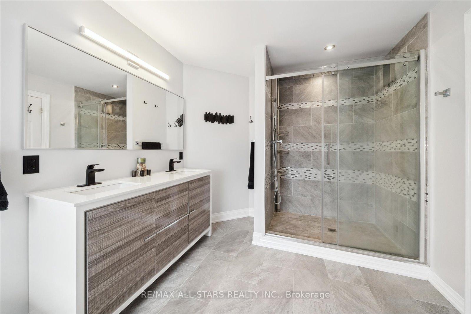 Photo 25 of 102 Herrema Boulevard, Uxbridge — HOMEH