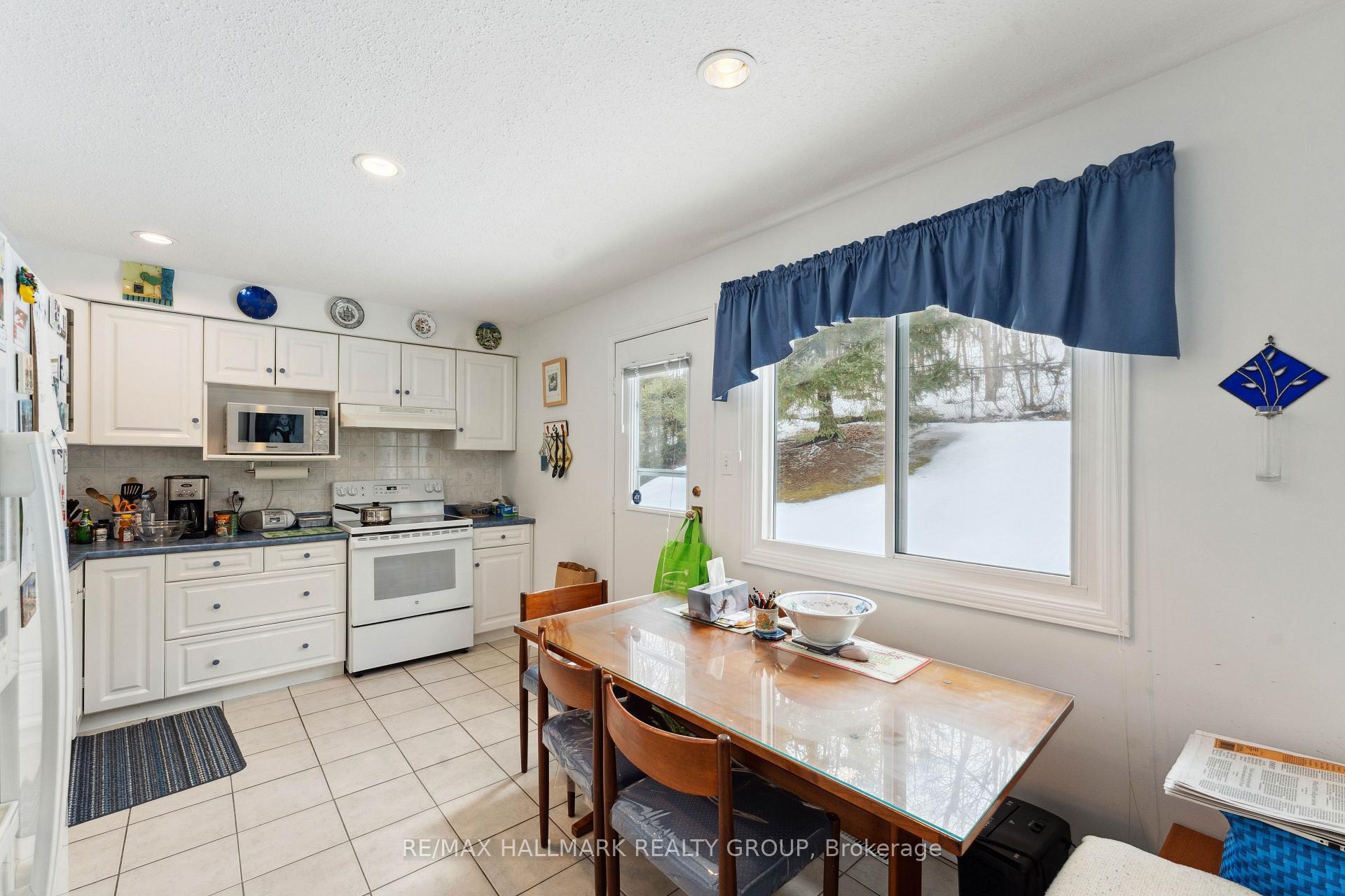 Photo 10 of 648 Gaines Drive, Ottawa, Beacon Hill North — HOMEH