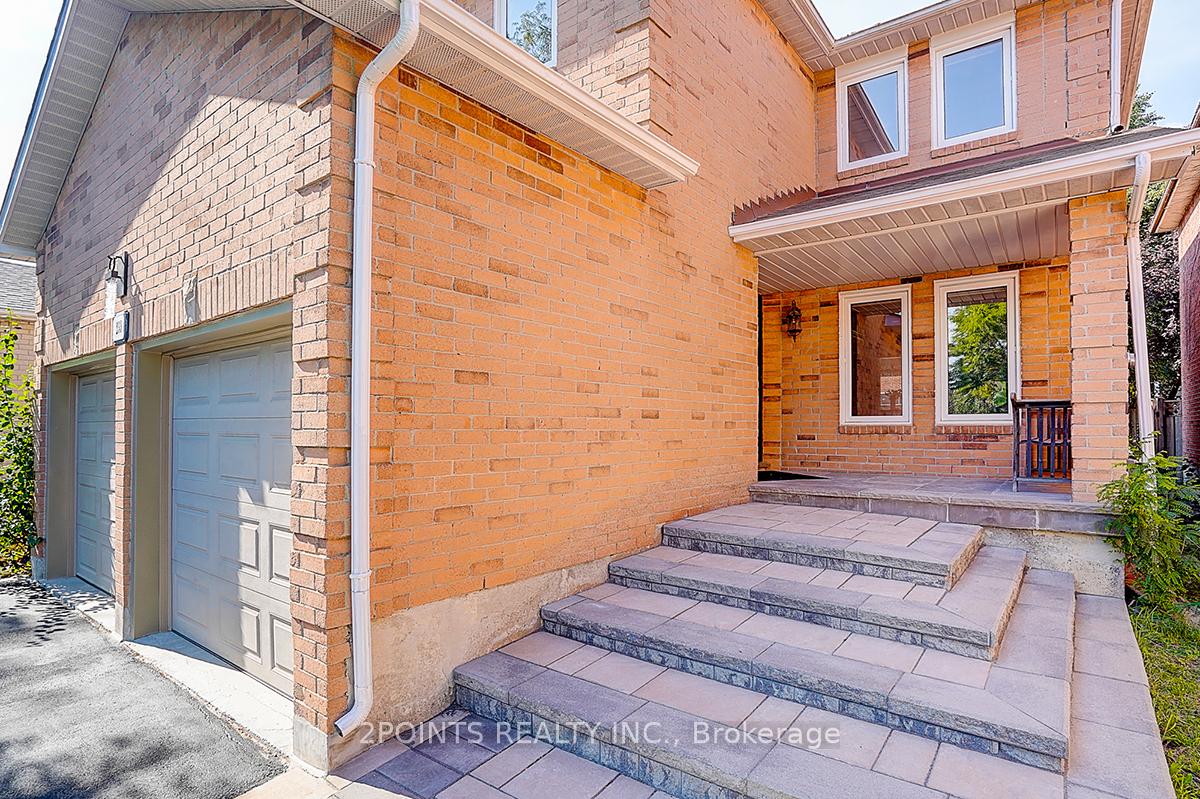 Photo 2 of 233 Brickstone Circle, Vaughan, Brownridge — HOMEH