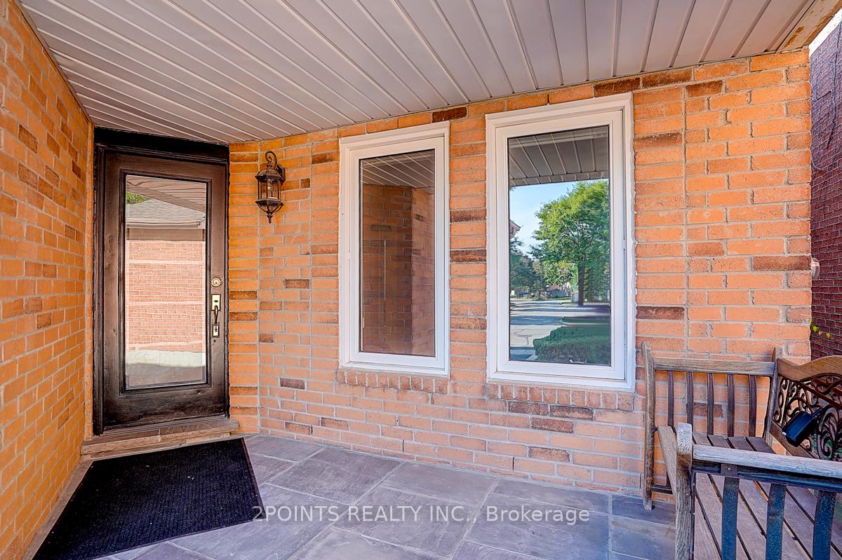 Photo 3 of 233 Brickstone Circle, Vaughan, Brownridge — HOMEH