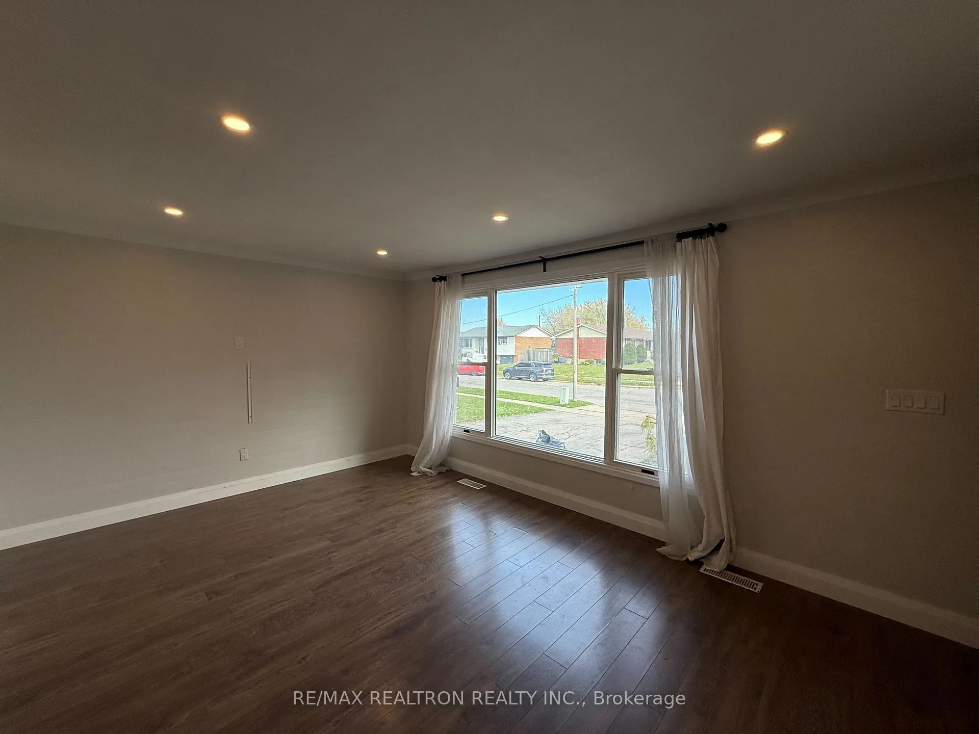Photo 5 of Unit Main Floor, 87 Eastdale Crescent, Welland, Lincoln/Crowland — HOMEH