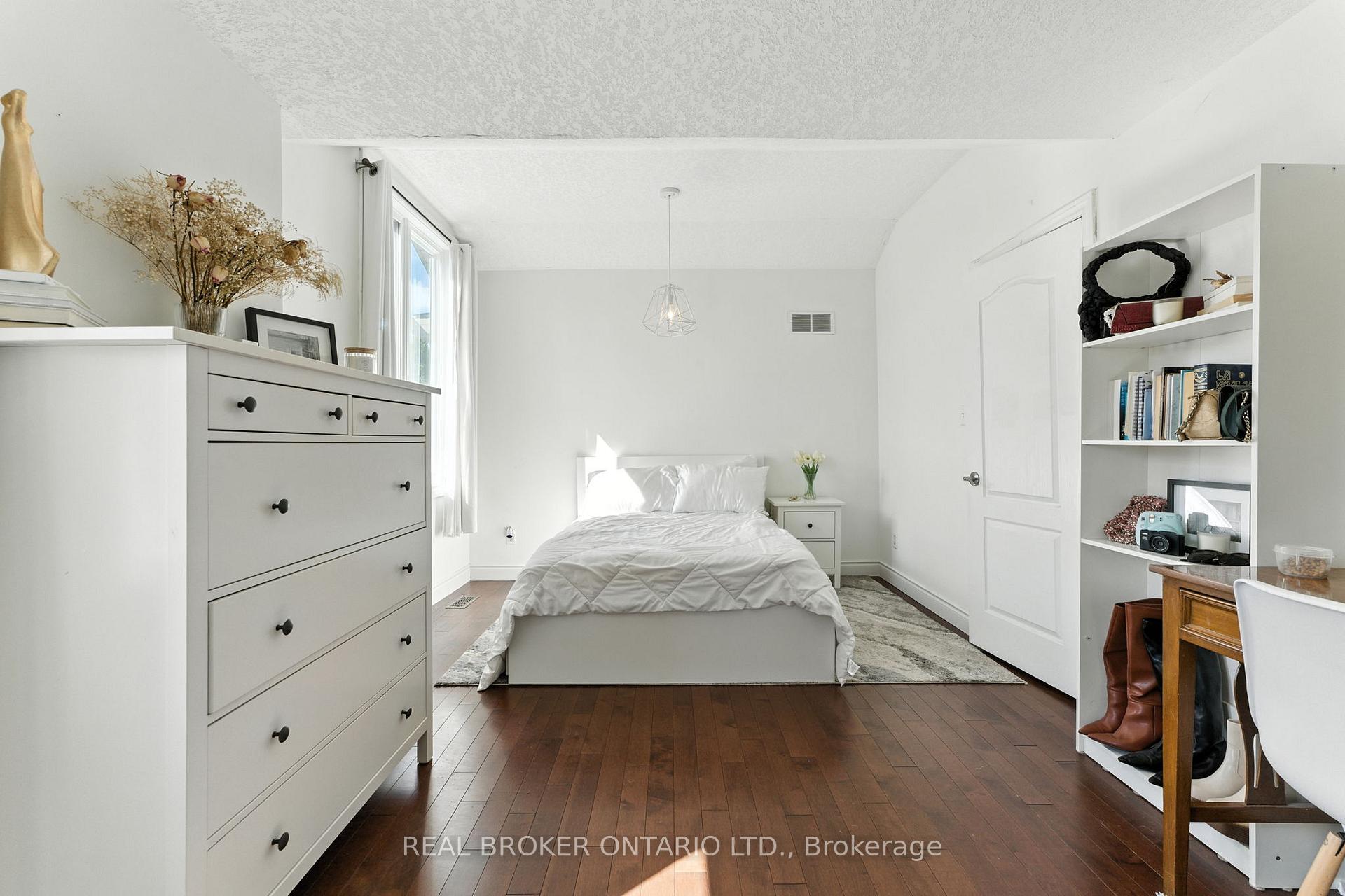 Photo 24 of 506 Eastbridge Boulevard, Waterloo, Eastbridge — HOMEH