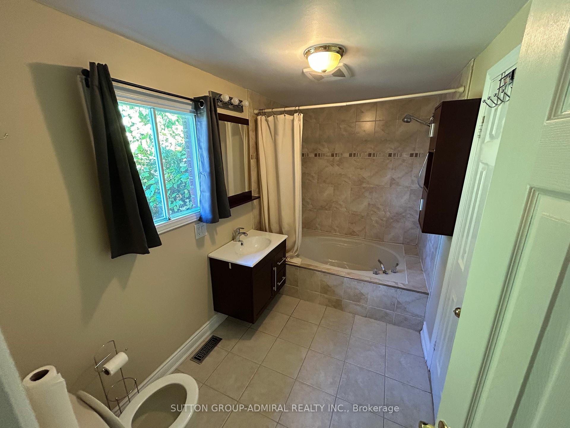 Photo 13 of 344 York Hill Boulevard, Vaughan, Crestwood-Springfarm-Yorkhill — HOMEH