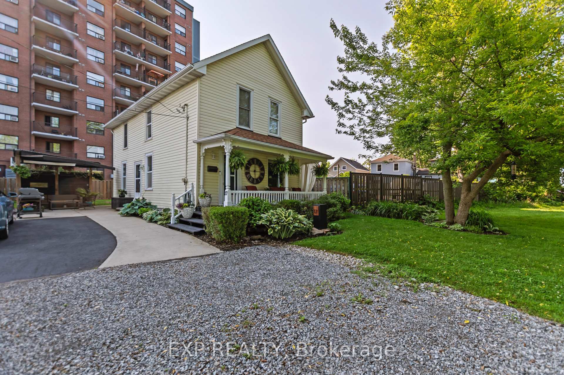 Photo 2 of 17 Regent Place, Welland, Welland Downtown — HOMEH