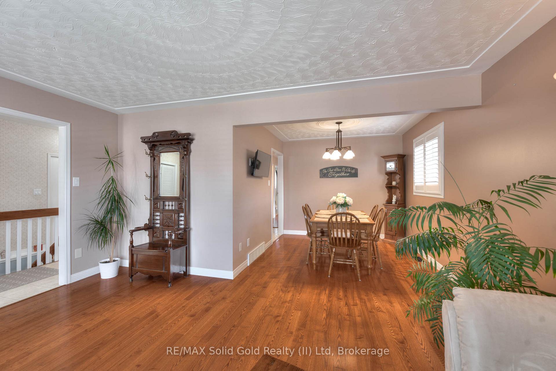Photo 10 of 621 Sprucehurst Crescent, Waterloo — HOMEH
