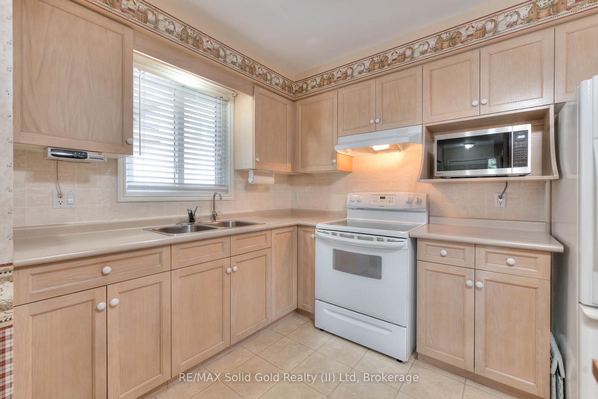 Photo 14 of 621 Sprucehurst Crescent, Waterloo — HOMEH