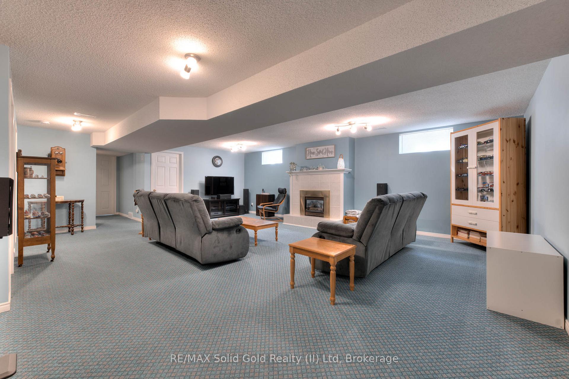 Photo 23 of 621 Sprucehurst Crescent, Waterloo — HOMEH