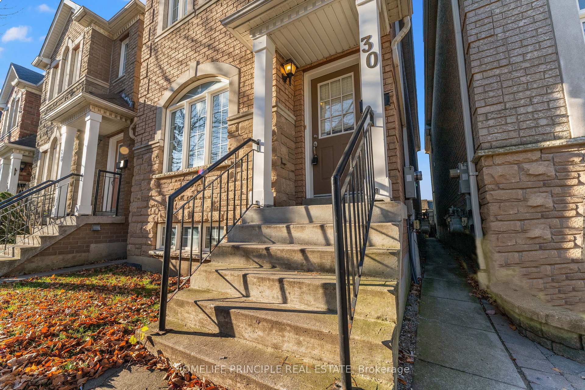 Photo 3 of 30 Algarve Crescent, Toronto, Weston-Pellam Park — HOMEH
