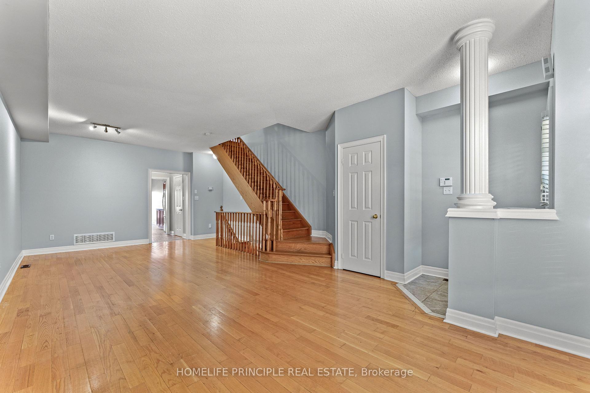 Photo 4 of 30 Algarve Crescent, Toronto, Weston-Pellam Park — HOMEH