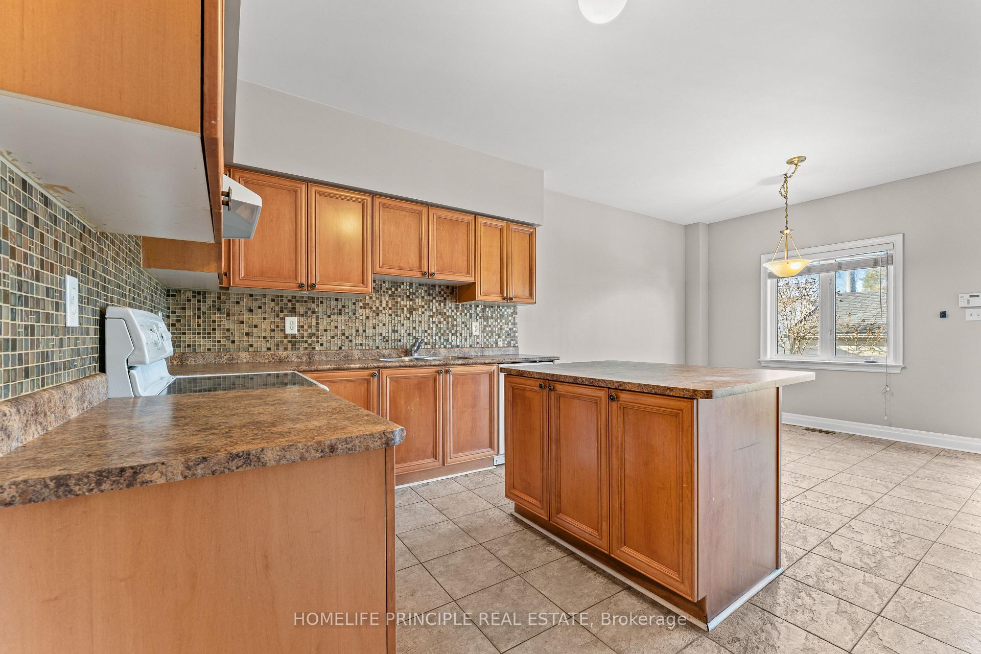 Photo 11 of 30 Algarve Crescent, Toronto, Weston-Pellam Park — HOMEH
