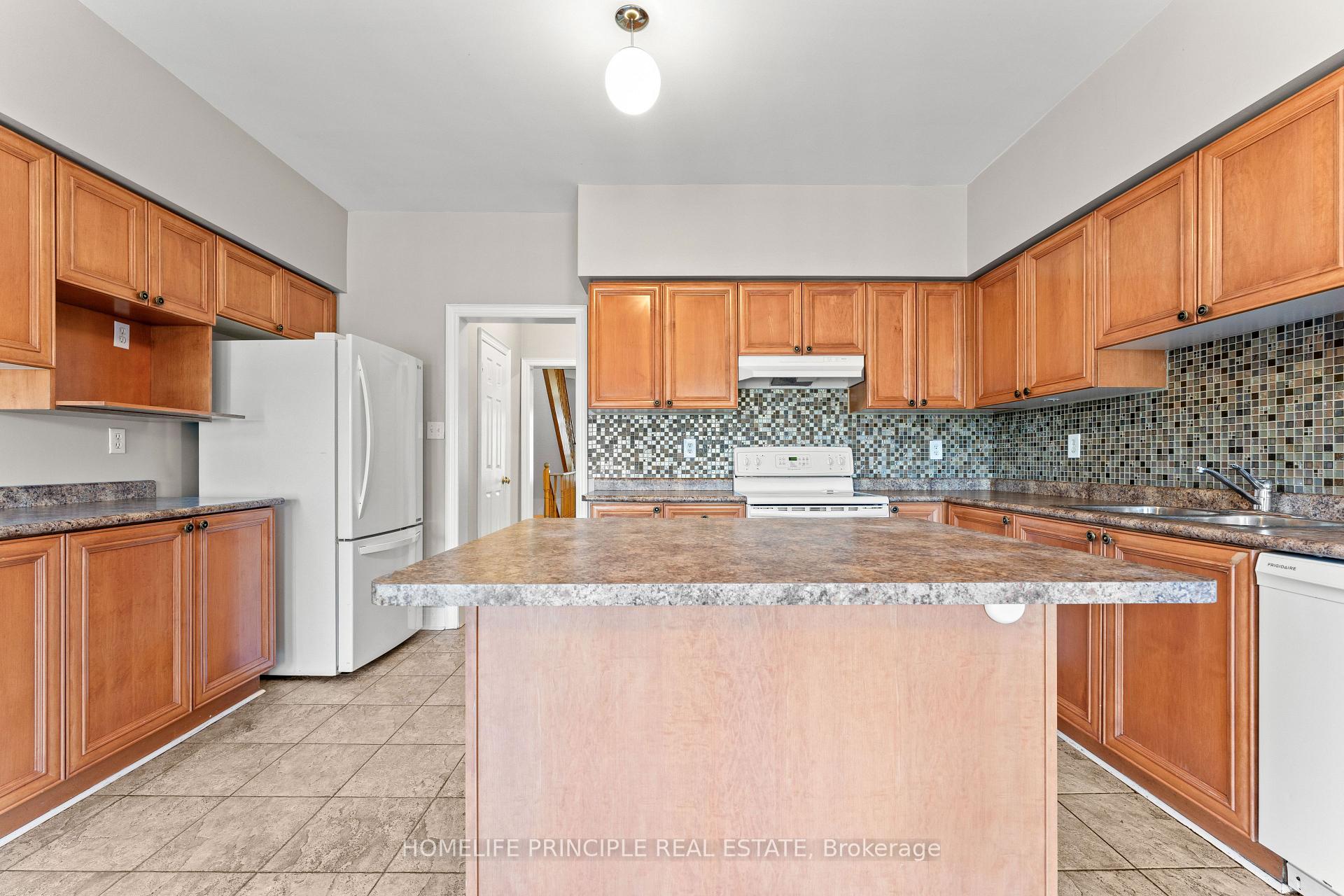 Photo 12 of 30 Algarve Crescent, Toronto, Weston-Pellam Park — HOMEH