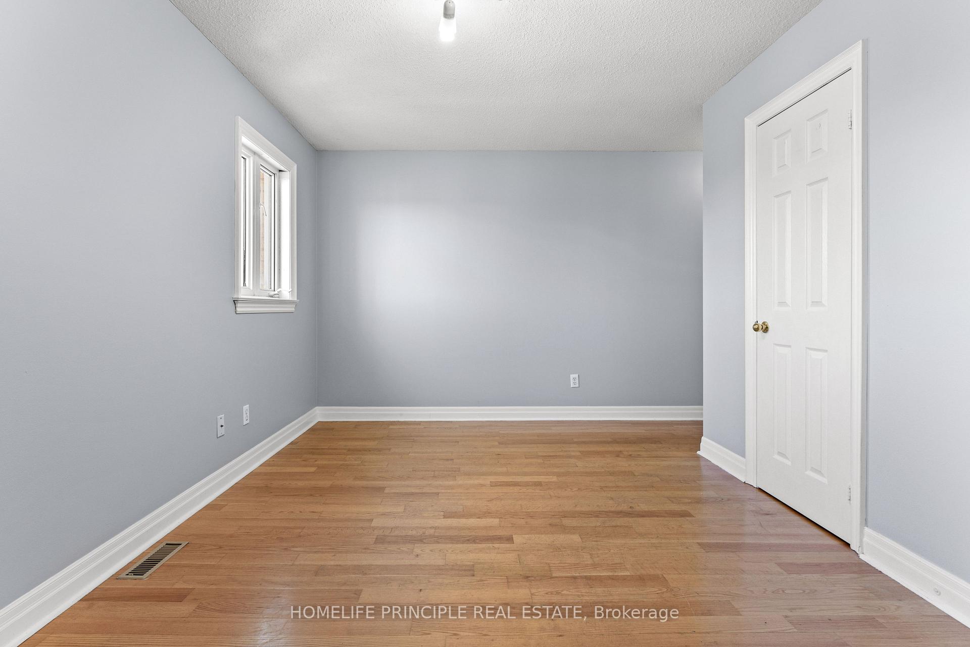 Photo 20 of 30 Algarve Crescent, Toronto, Weston-Pellam Park — HOMEH