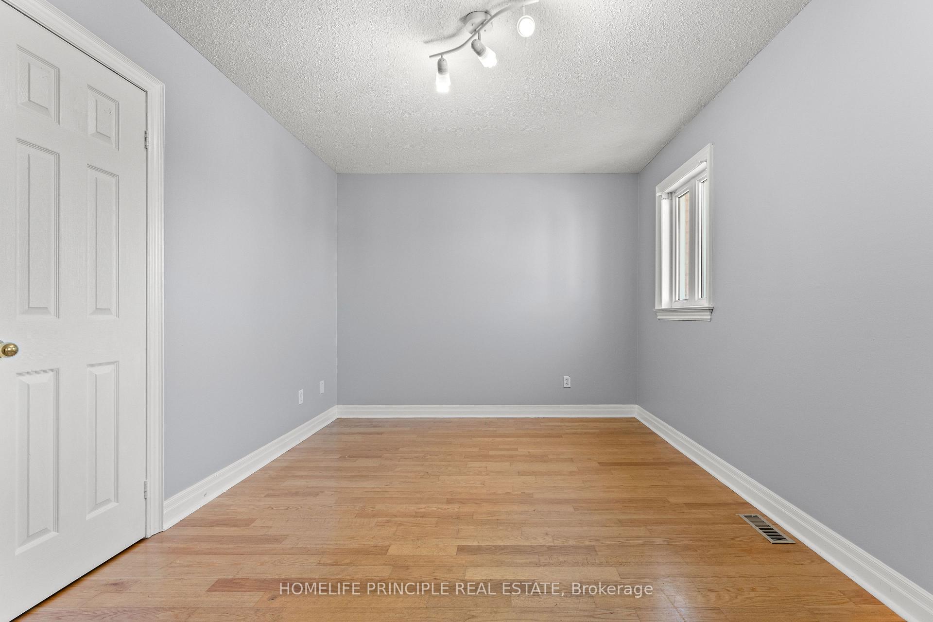 Photo 21 of 30 Algarve Crescent, Toronto, Weston-Pellam Park — HOMEH
