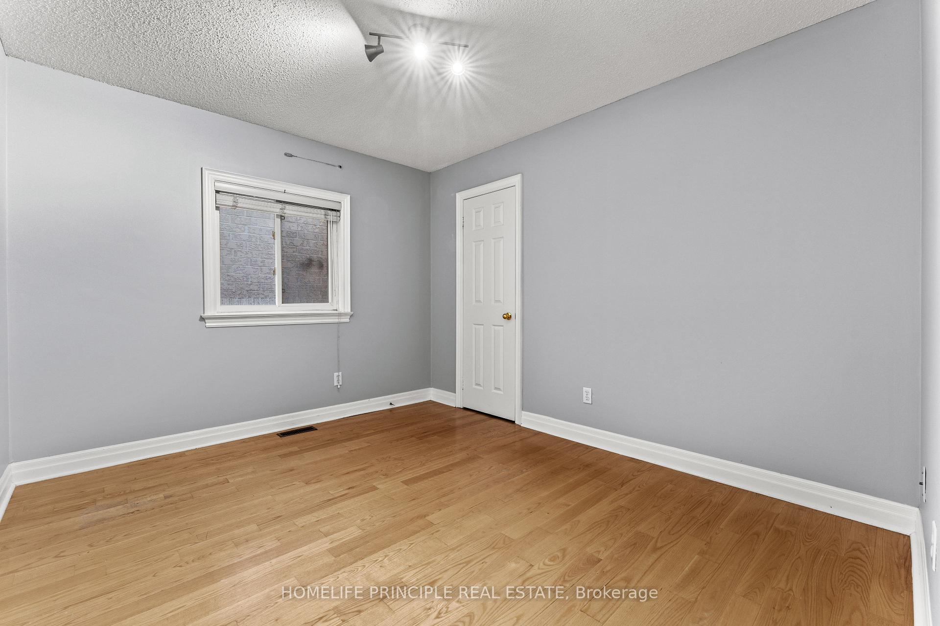 Photo 23 of 30 Algarve Crescent, Toronto, Weston-Pellam Park — HOMEH