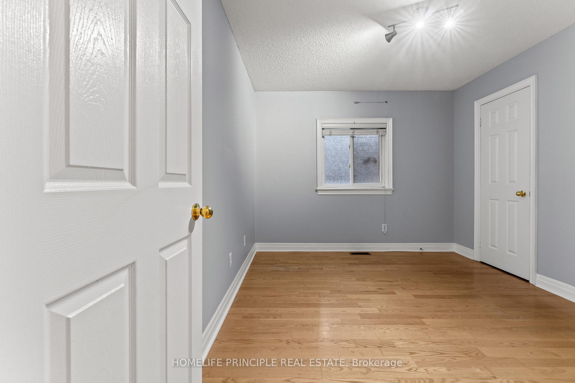 Photo 24 of 30 Algarve Crescent, Toronto, Weston-Pellam Park — HOMEH