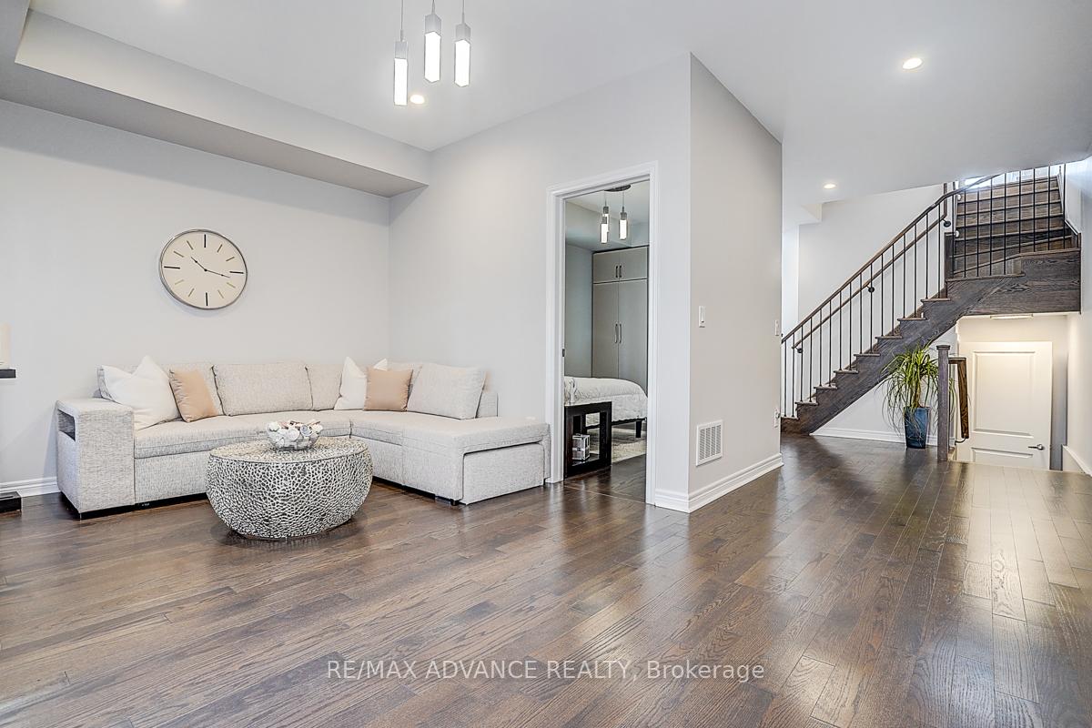 Photo 3 of 30 Laskin Drive, Vaughan, Patterson — HOMEH