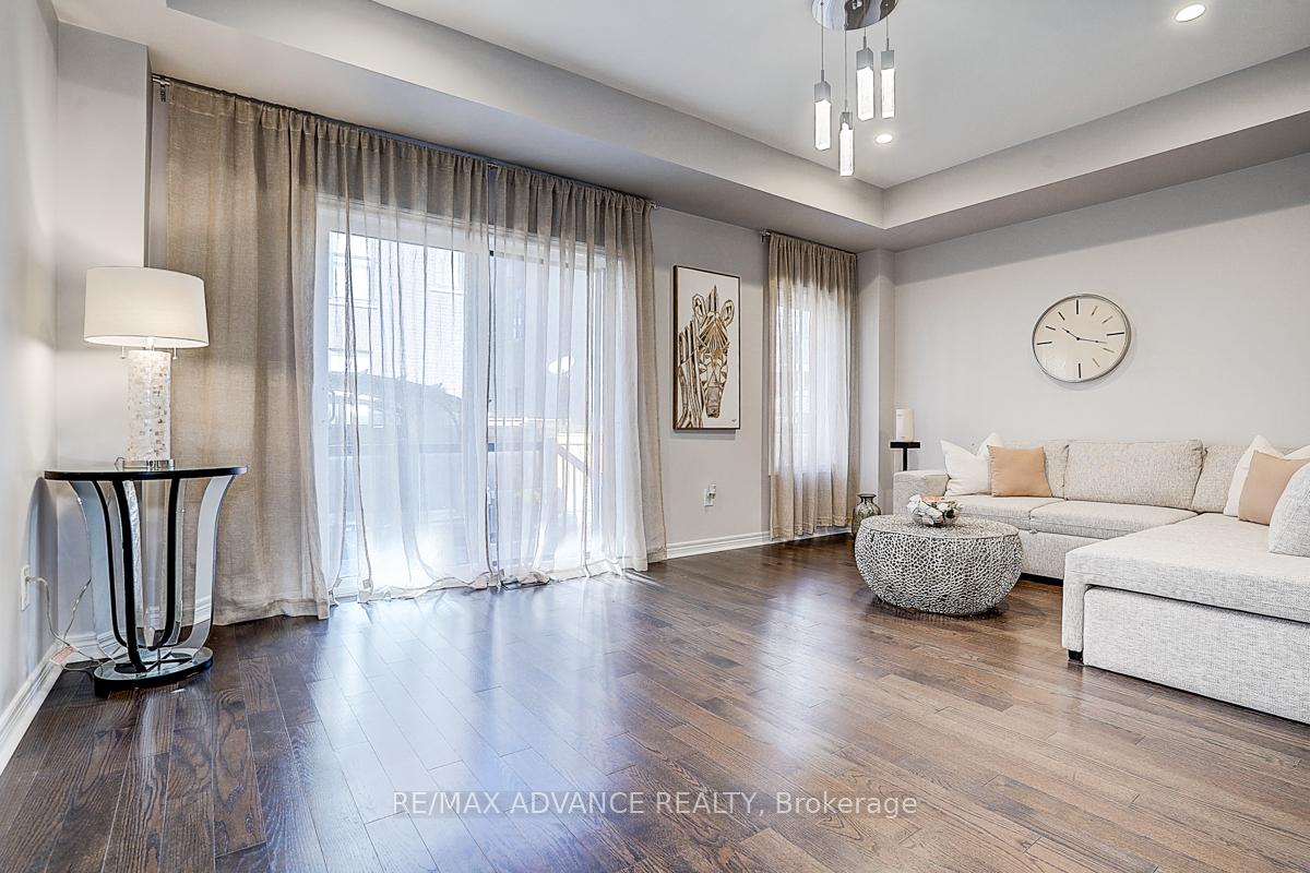 Photo 4 of 30 Laskin Drive, Vaughan, Patterson — HOMEH