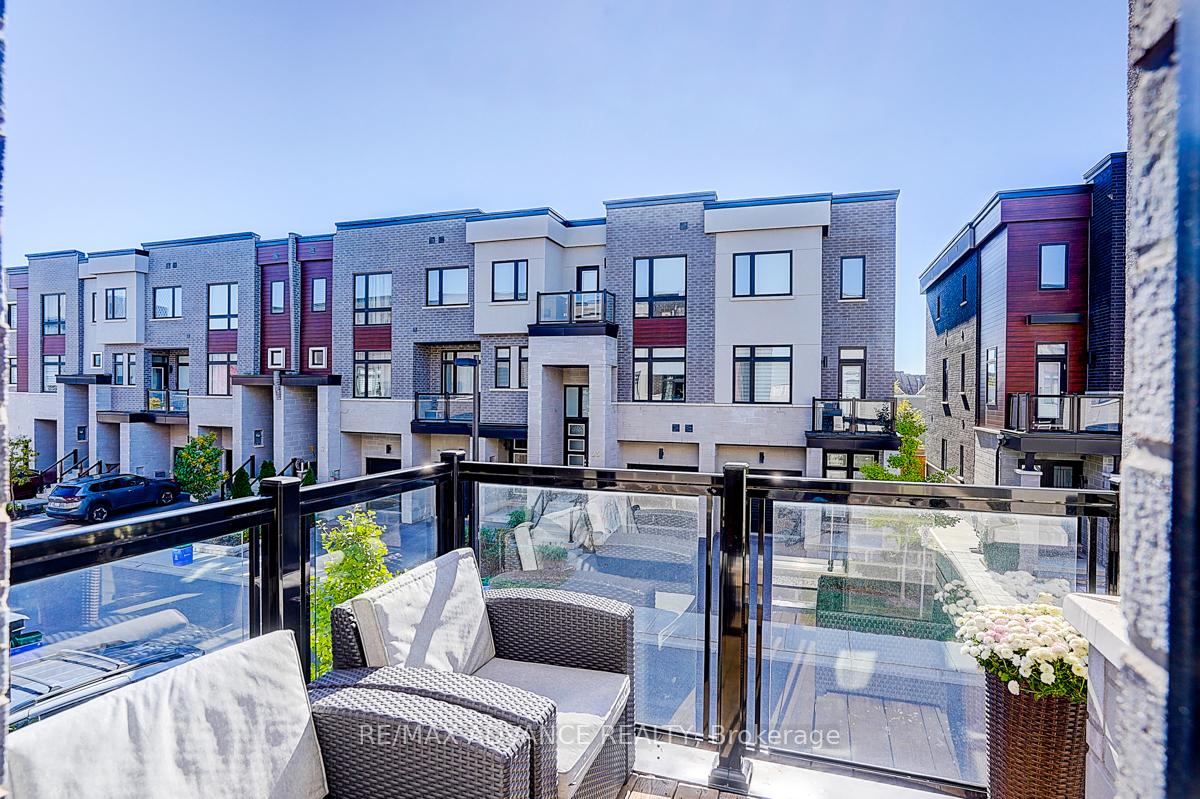 Photo 19 of 30 Laskin Drive, Vaughan, Patterson — HOMEH