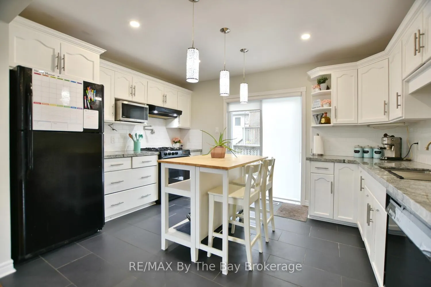 Photo 4 of 41 Wesley Avenue, Wasaga Beach — HOMEH