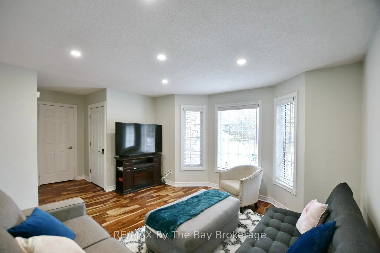 Photo 9 of 41 Wesley Avenue, Wasaga Beach — HOMEH