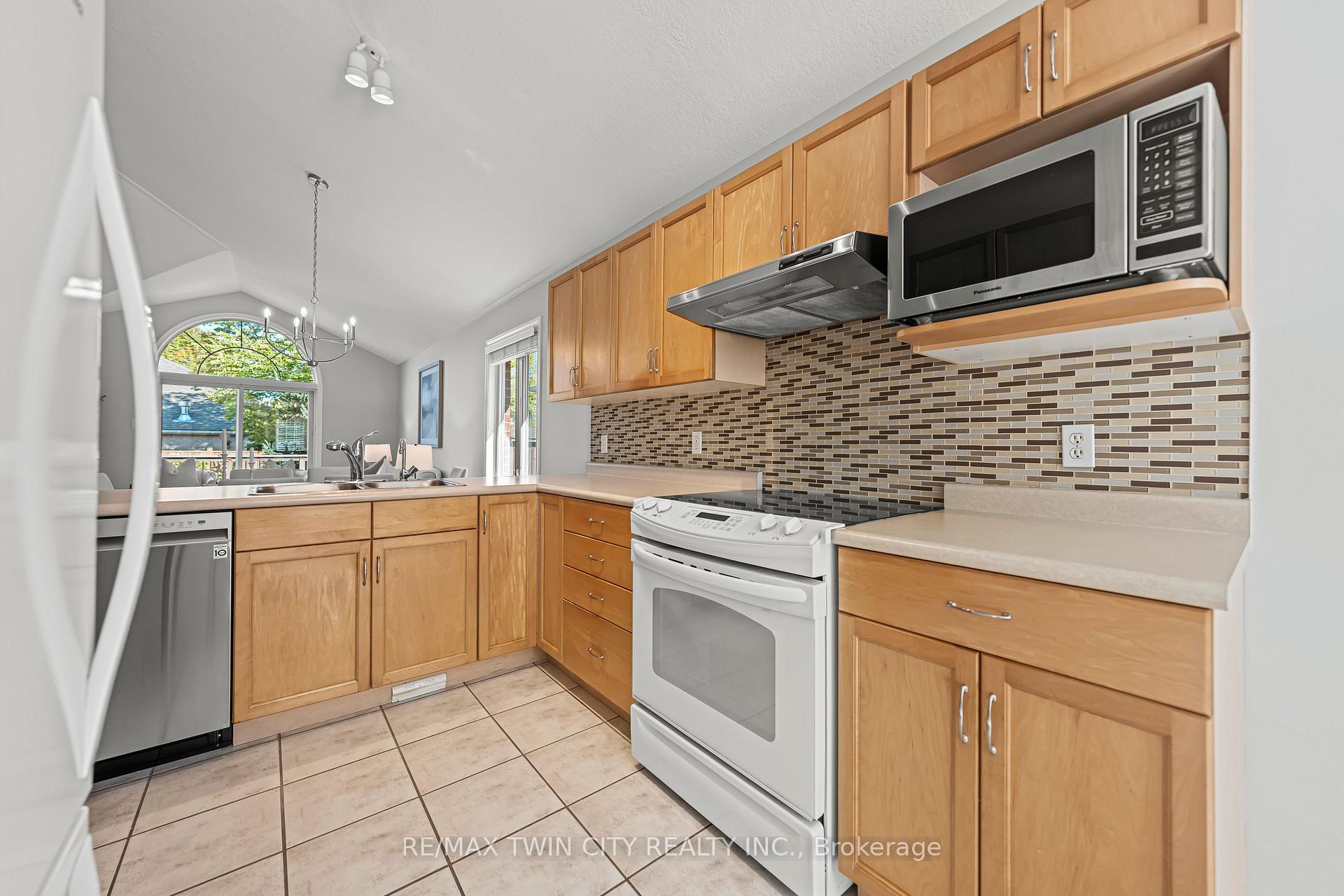 Photo 13 of 432 Sandbanks Crescent, Waterloo — HOMEH