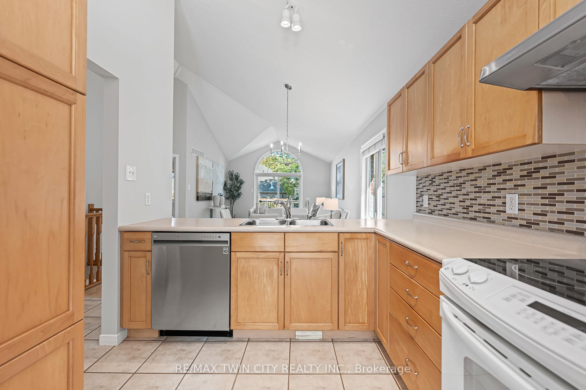 Photo 15 of 432 Sandbanks Crescent, Waterloo — HOMEH