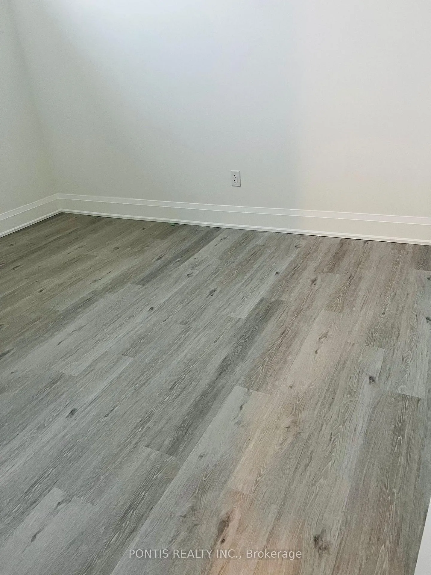 Photo 3 of 329 Woodgate Pines Drive, Vaughan, Kleinburg — HOMEH