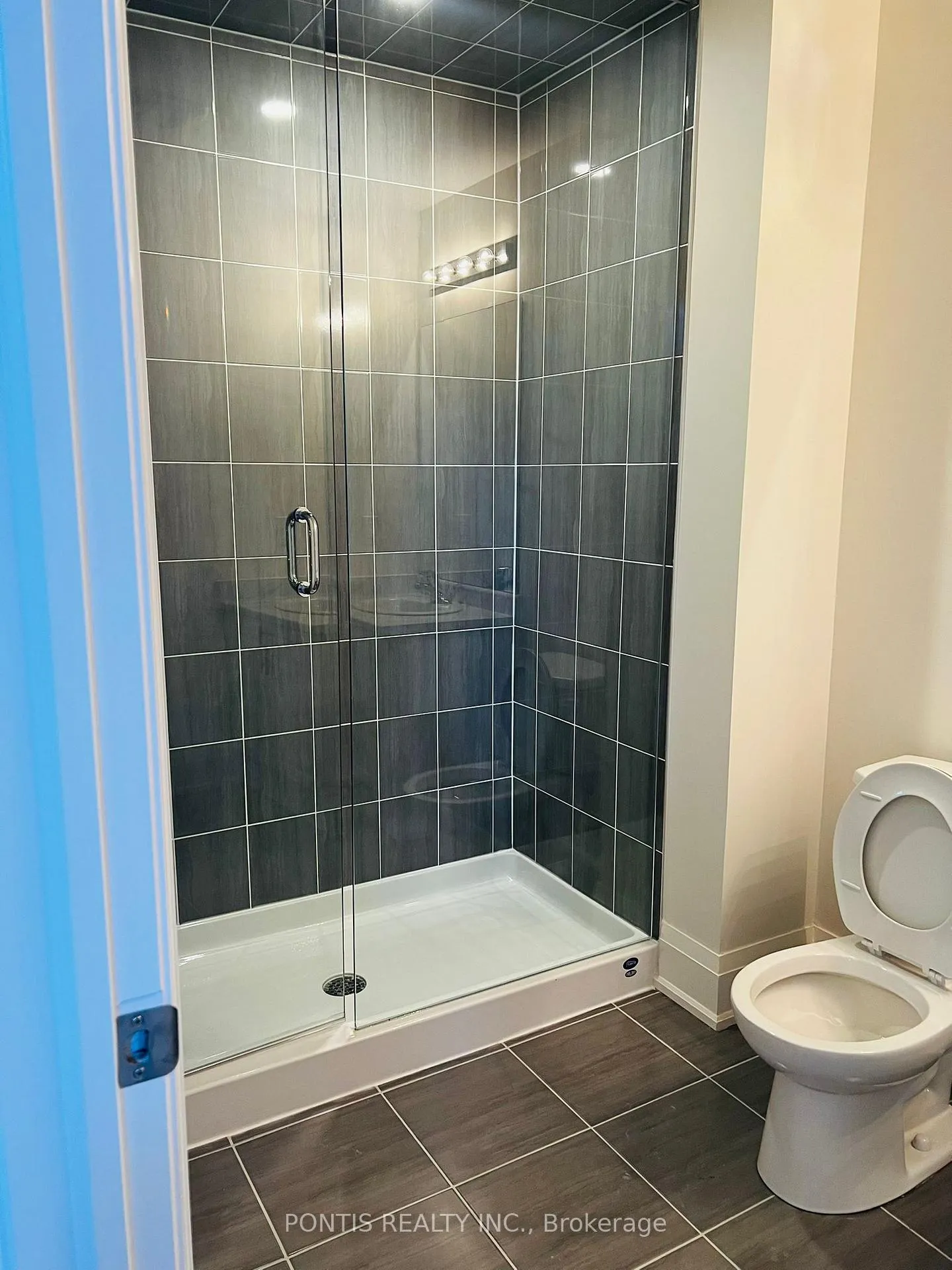Photo 4 of 329 Woodgate Pines Drive, Vaughan, Kleinburg — HOMEH