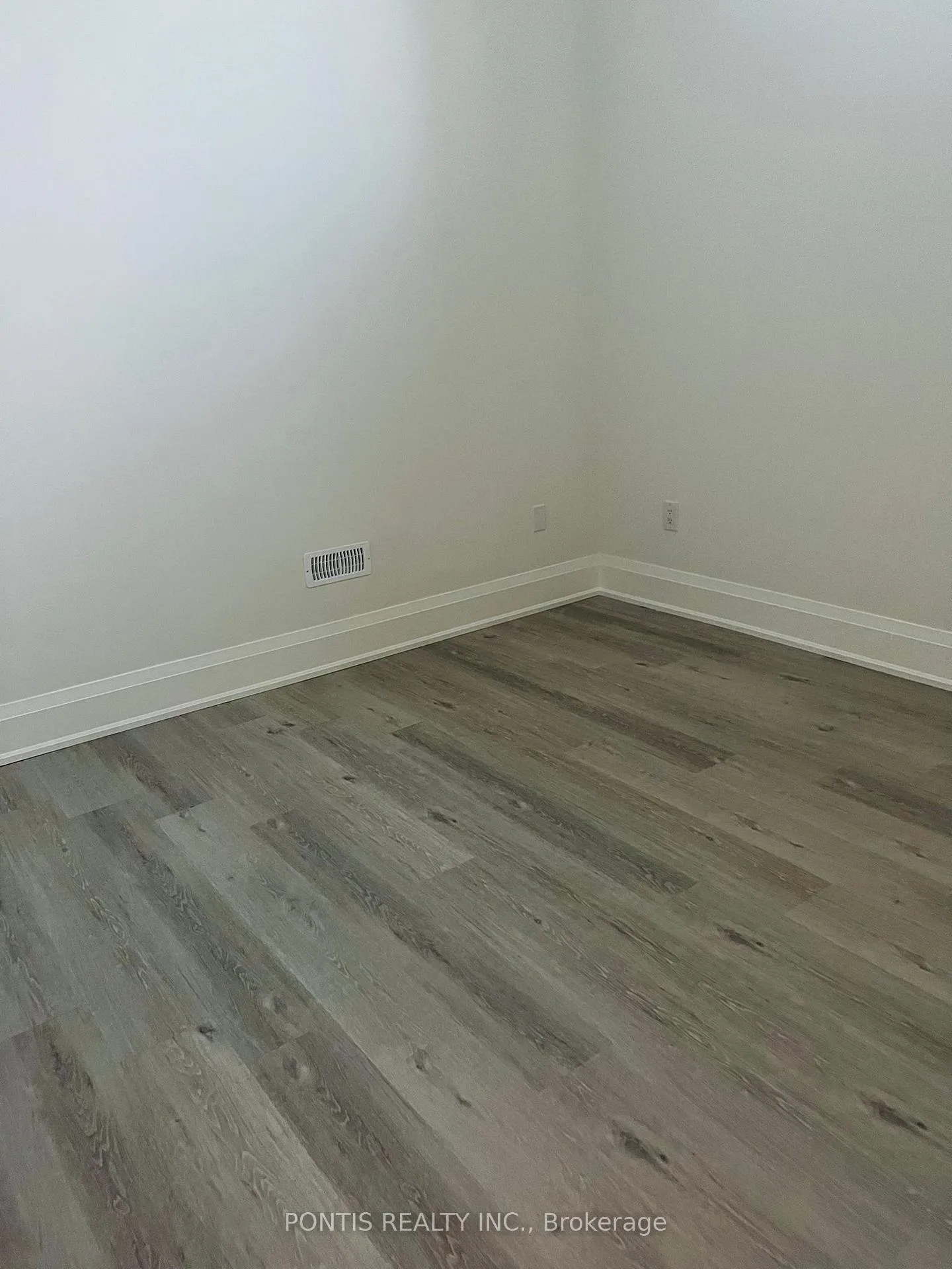 Photo 5 of 329 Woodgate Pines Drive, Vaughan, Kleinburg — HOMEH