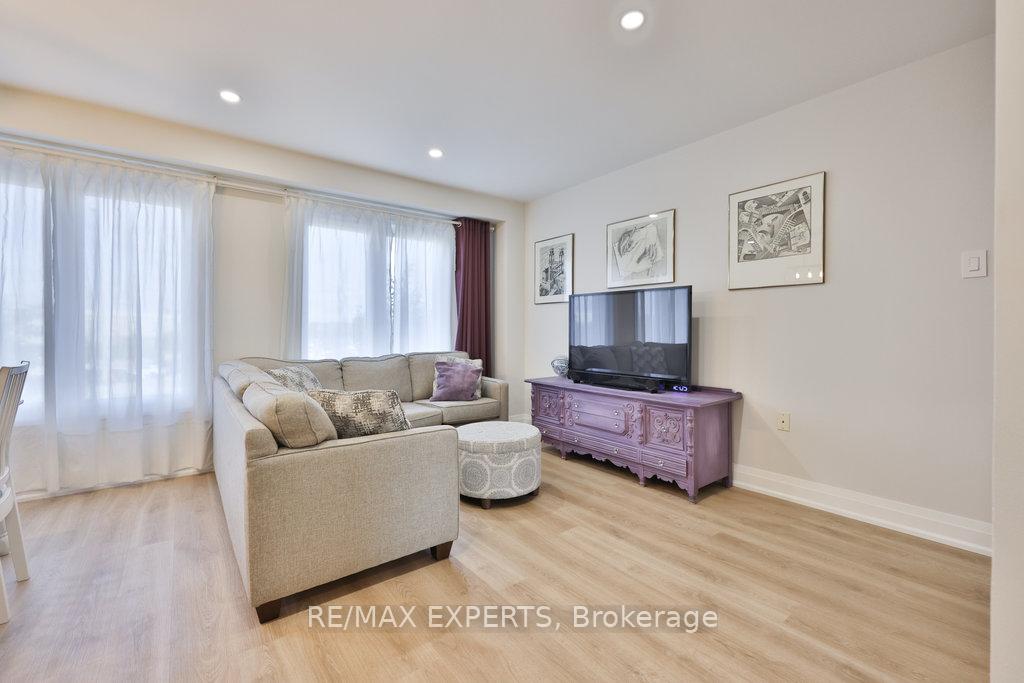 Photo 12 of 46 Lucena Crescent, Vaughan, Maple — HOMEH