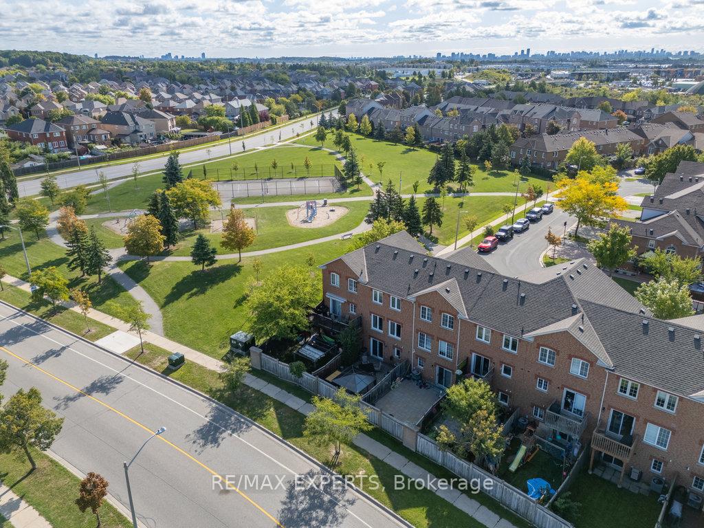 Photo 26 of 46 Lucena Crescent, Vaughan, Maple — HOMEH