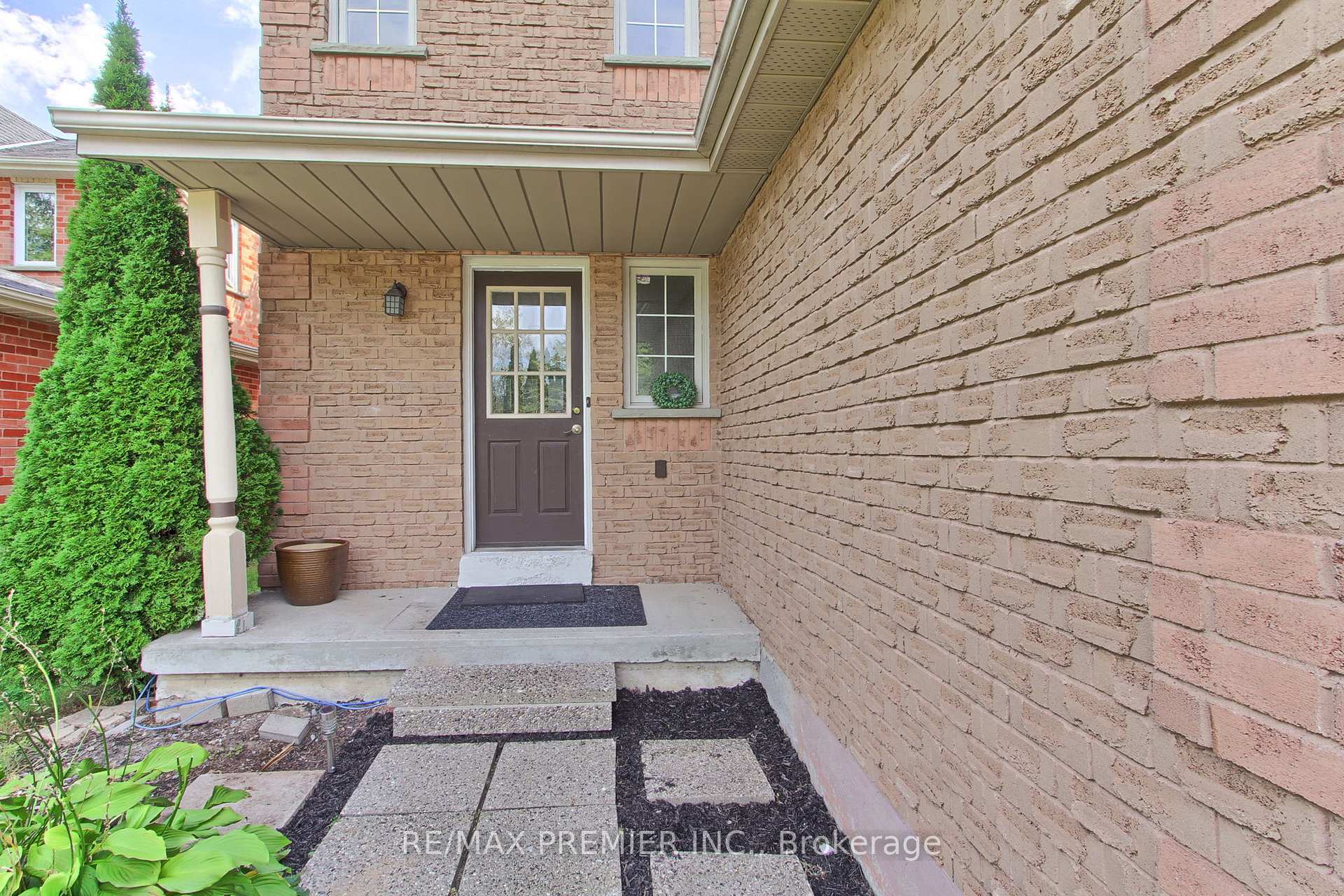 Photo 2 of 90 Covent Crescent, Aurora, Aurora Highlands — HOMEH