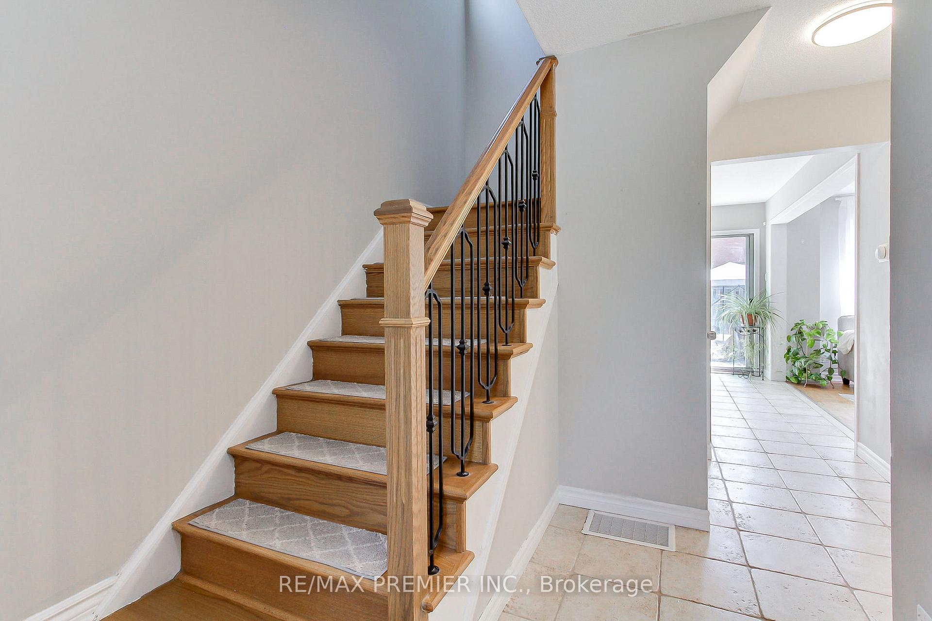 Photo 6 of 90 Covent Crescent, Aurora, Aurora Highlands — HOMEH