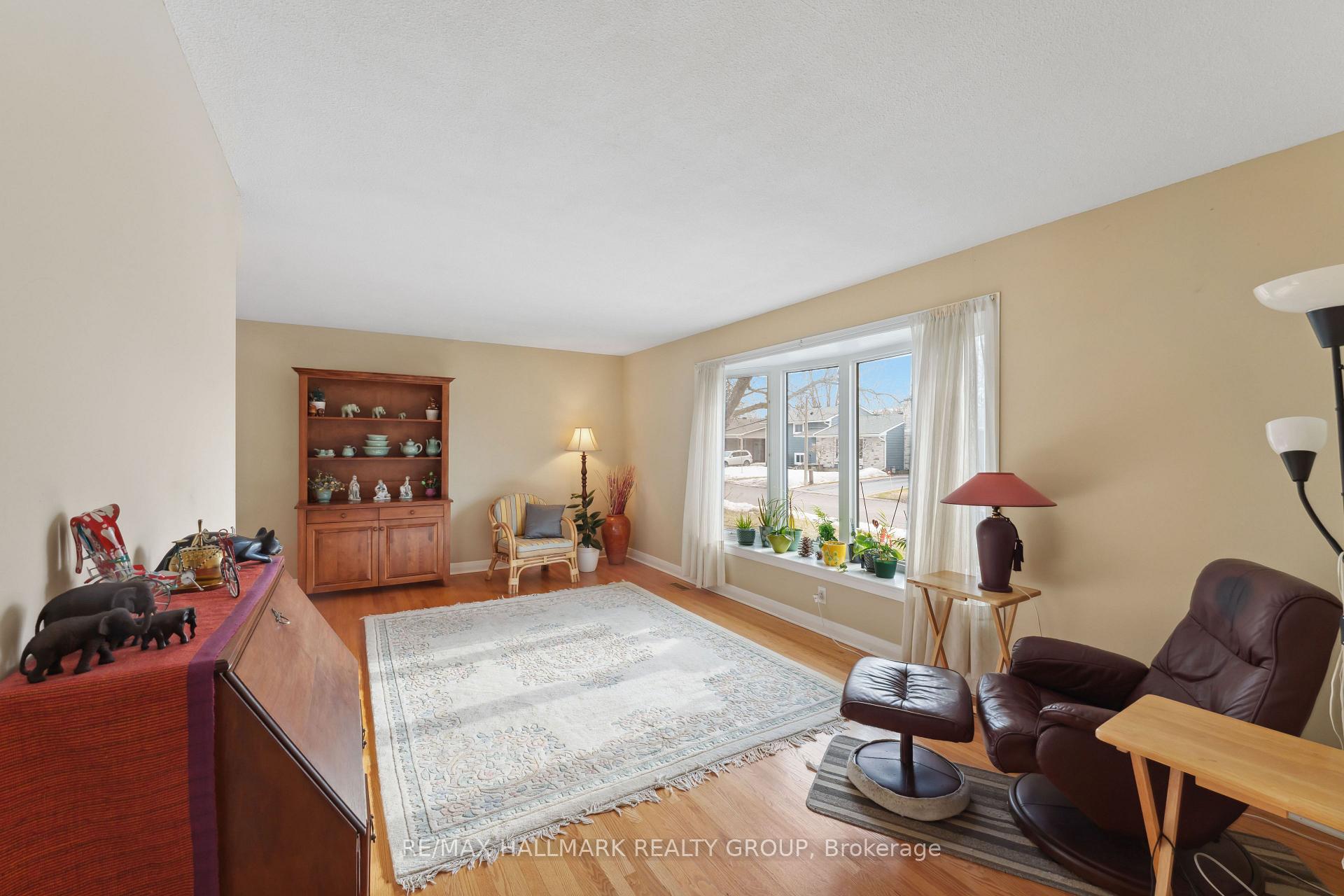 Photo 5 of 737 Stiles Crescent, Ottawa, Beacon Hill North — HOMEH