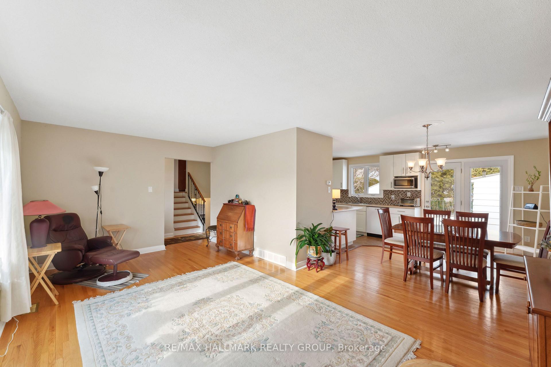 Photo 4 of 737 Stiles Crescent, Ottawa, Beacon Hill North — HOMEH
