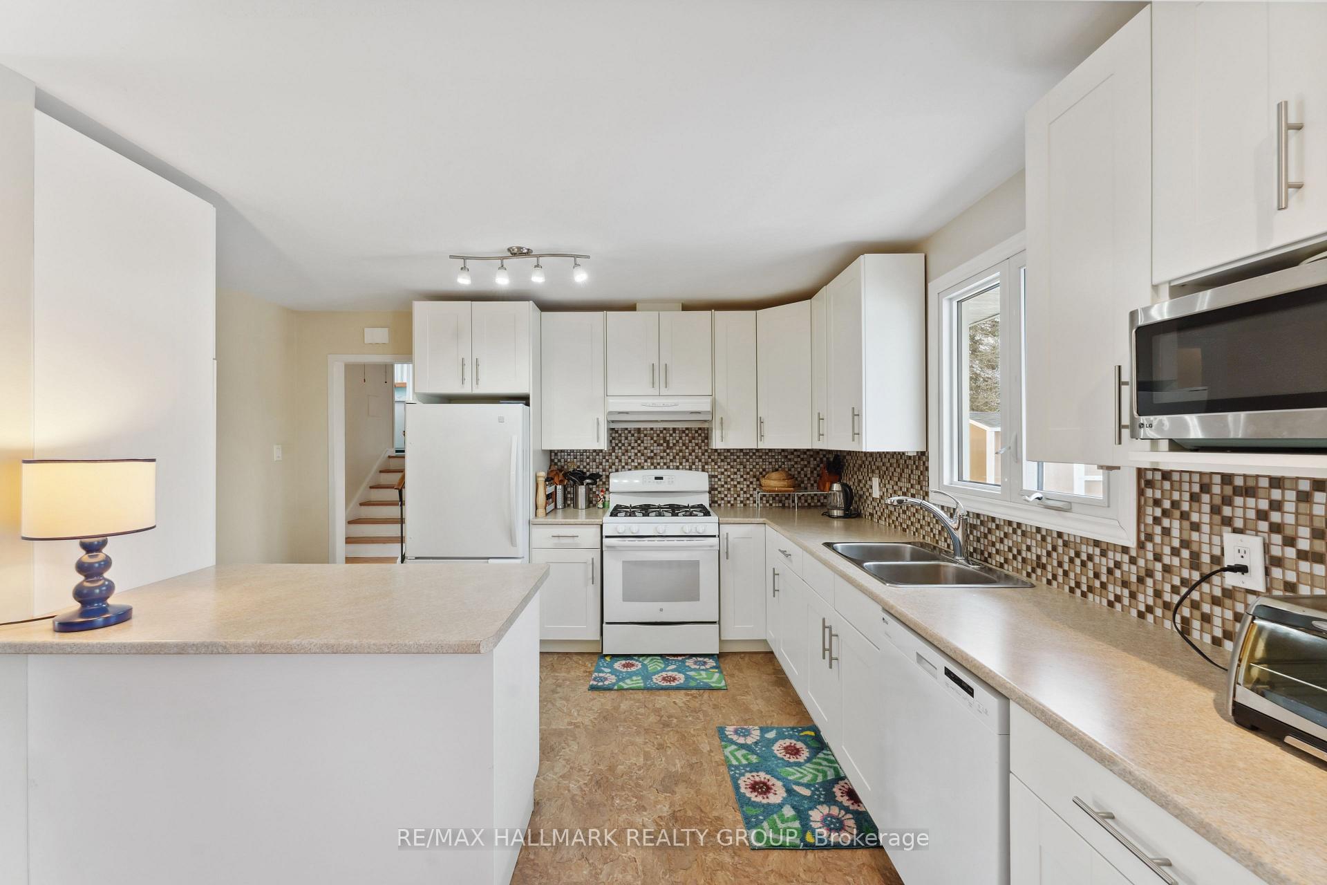 Photo 7 of 737 Stiles Crescent, Ottawa, Beacon Hill North — HOMEH