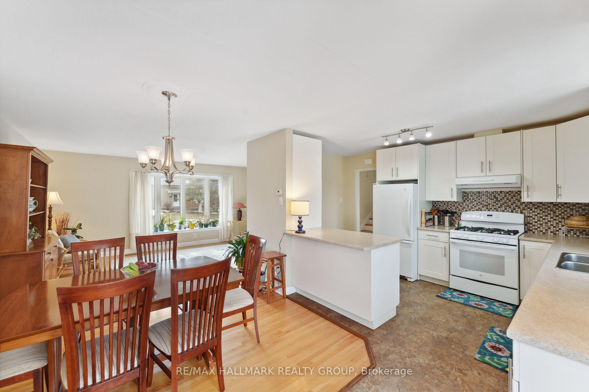 Photo 6 of 737 Stiles Crescent, Ottawa, Beacon Hill North — HOMEH