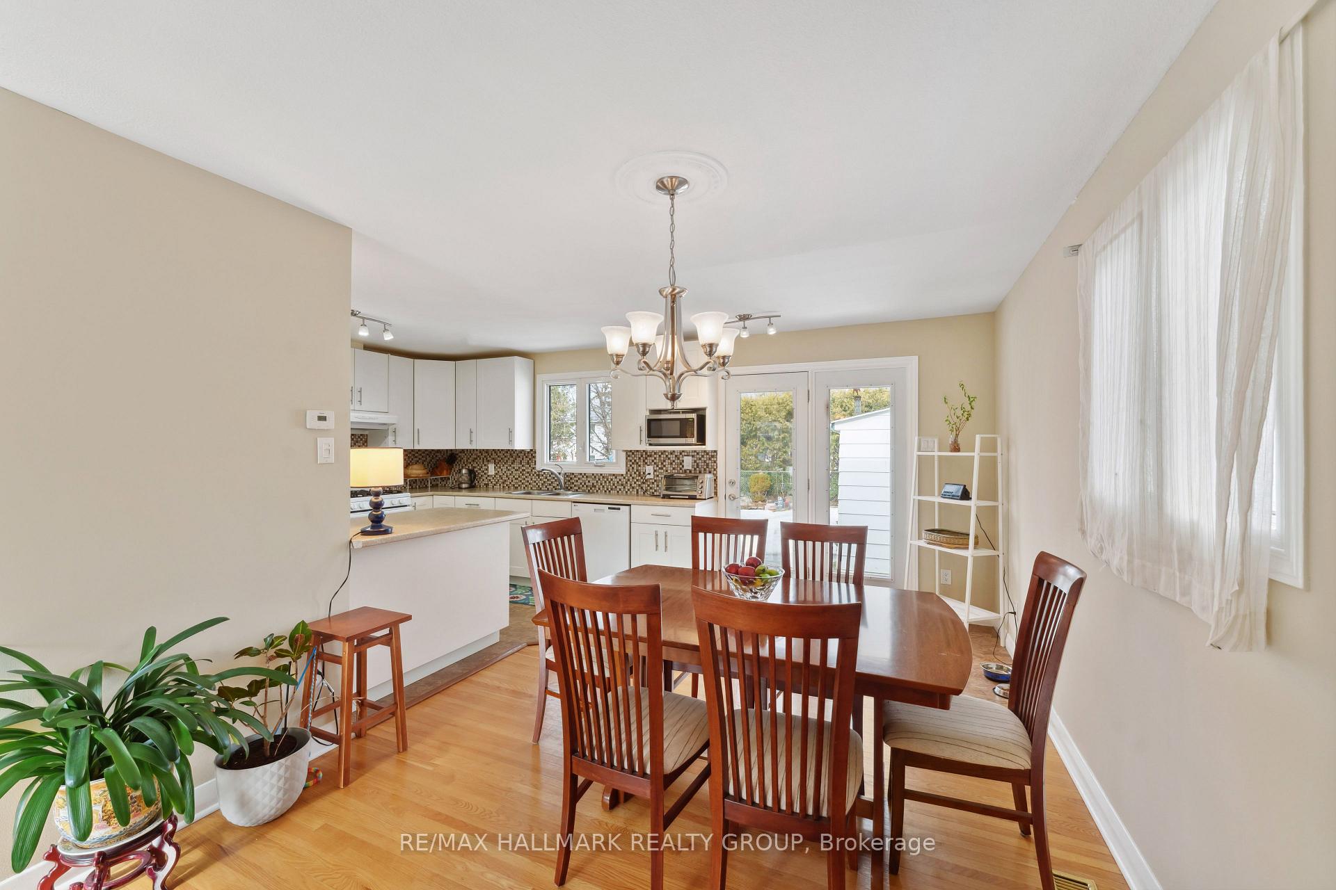 Photo 8 of 737 Stiles Crescent, Ottawa, Beacon Hill North — HOMEH